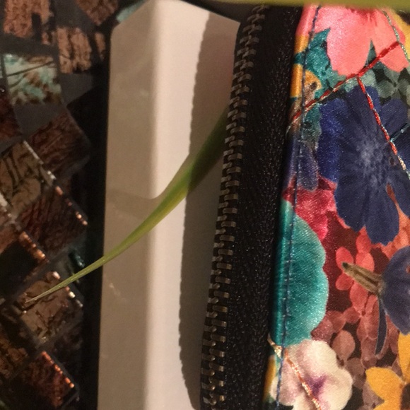 KURT GEIGER Small Zip Around Wallet Nylon Floral OPEN MISCELLANEOUS - Picture 16 of 17